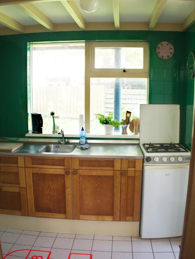 Small, Cute And Cozy Little Holiday Home Hippolytushoef المظهر الخارجي الصورة